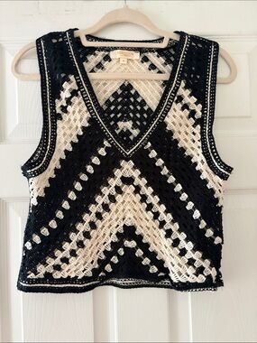 Sleeveless Crochet V-Neck Tank Top in Black & Cream